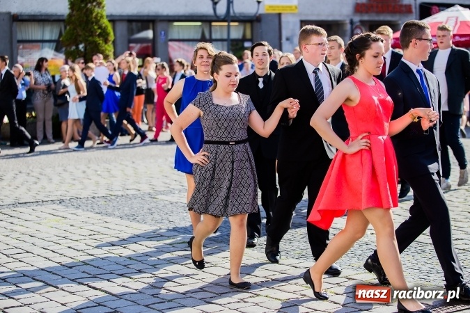 Zdjęcie w galerii na portalu naszraciborz.pl: Absolwenci Gimnazjum nr 2 zatańczyli poloneza na raciborskim rynku wiadomości z regionu