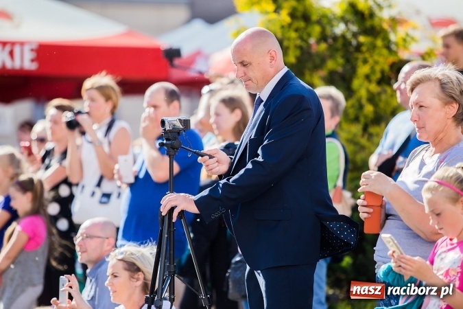 Zdjęcie w galerii na portalu naszraciborz.pl: Absolwenci Gimnazjum nr 2 zatańczyli poloneza na raciborskim rynku wiadomości z regionu