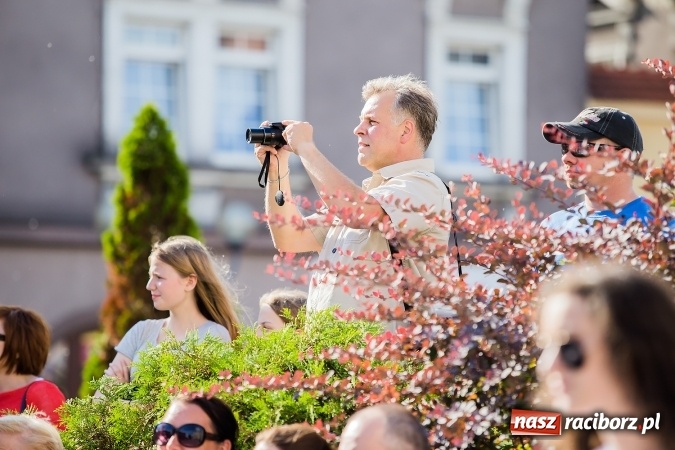 Zdjęcie w galerii na portalu naszraciborz.pl: Absolwenci Gimnazjum nr 2 zatańczyli poloneza na raciborskim rynku wiadomości z regionu
