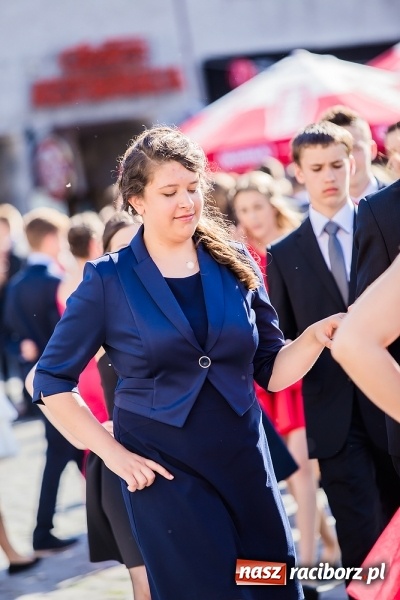 Zdjęcie w galerii na portalu naszraciborz.pl: Absolwenci Gimnazjum nr 2 zatańczyli poloneza na raciborskim rynku wiadomości z regionu