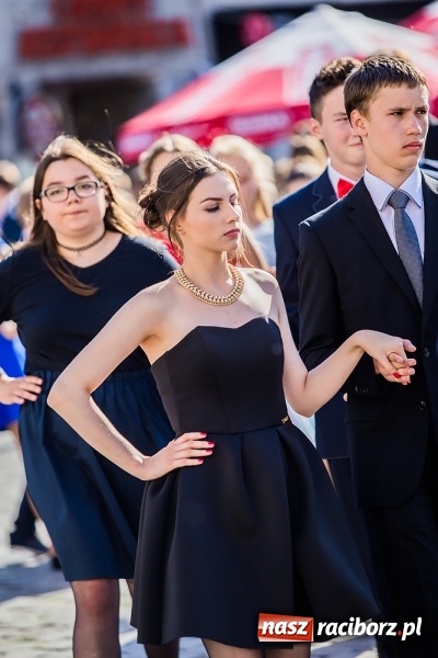 Zdjęcie w galerii na portalu naszraciborz.pl: Absolwenci Gimnazjum nr 2 zatańczyli poloneza na raciborskim rynku wiadomości z regionu