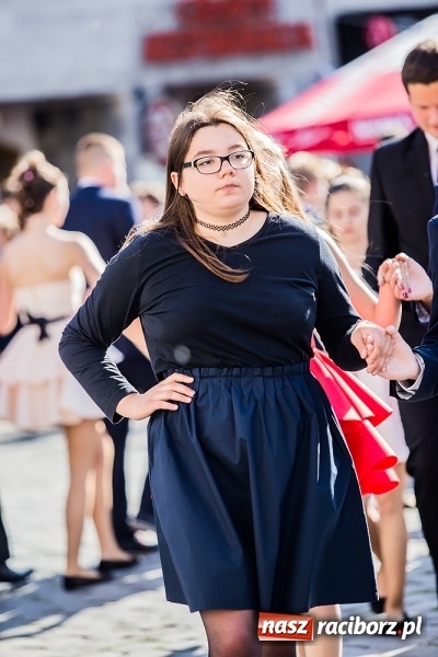 Zdjęcie w galerii na portalu naszraciborz.pl: Absolwenci Gimnazjum nr 2 zatańczyli poloneza na raciborskim rynku wiadomości z regionu