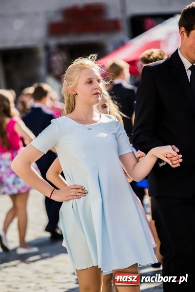 Zdjęcie w galerii na portalu naszraciborz.pl: Absolwenci Gimnazjum nr 2 zatańczyli poloneza na raciborskim rynku wiadomości z regionu