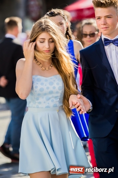 Zdjęcie w galerii na portalu naszraciborz.pl: Absolwenci Gimnazjum nr 2 zatańczyli poloneza na raciborskim rynku wiadomości z regionu