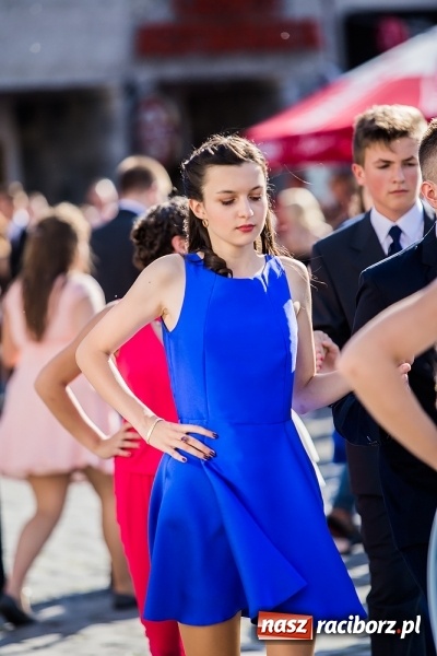 Zdjęcie w galerii na portalu naszraciborz.pl: Absolwenci Gimnazjum nr 2 zatańczyli poloneza na raciborskim rynku wiadomości z regionu