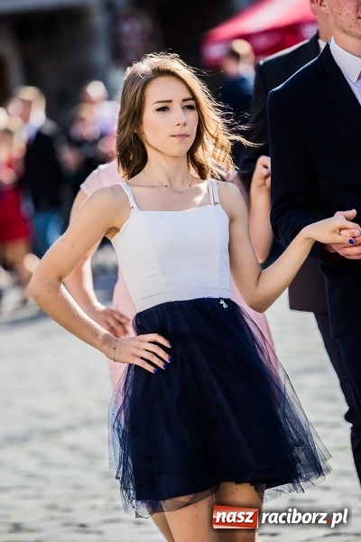 Zdjęcie w galerii na portalu naszraciborz.pl: Absolwenci Gimnazjum nr 2 zatańczyli poloneza na raciborskim rynku wiadomości z regionu