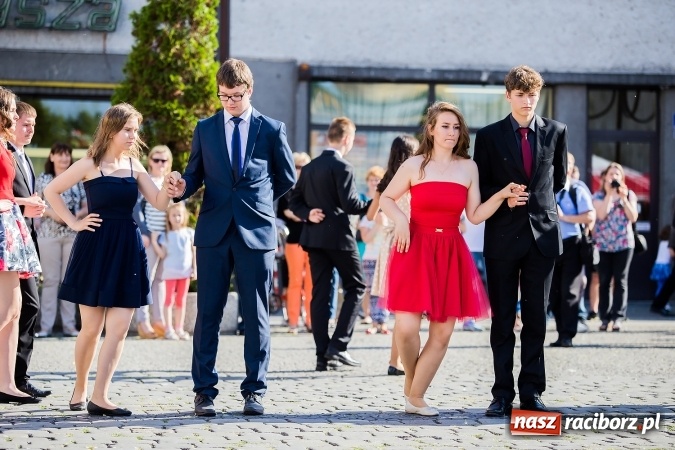 Zdjęcie w galerii na portalu naszraciborz.pl: Absolwenci Gimnazjum nr 2 zatańczyli poloneza na raciborskim rynku wiadomości z regionu