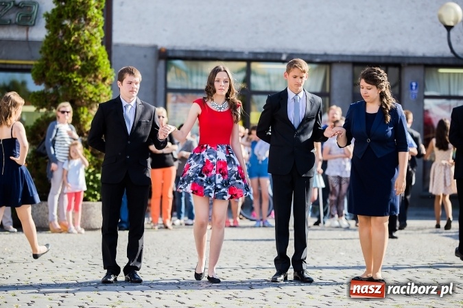 Zdjęcie w galerii na portalu naszraciborz.pl: Absolwenci Gimnazjum nr 2 zatańczyli poloneza na raciborskim rynku wiadomości z regionu