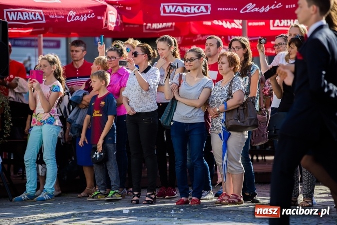 Zdjęcie w galerii na portalu naszraciborz.pl: Absolwenci Gimnazjum nr 2 zatańczyli poloneza na raciborskim rynku wiadomości z regionu