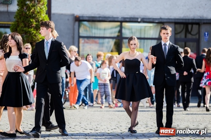 Zdjęcie w galerii na portalu naszraciborz.pl: Absolwenci Gimnazjum nr 2 zatańczyli poloneza na raciborskim rynku wiadomości z regionu