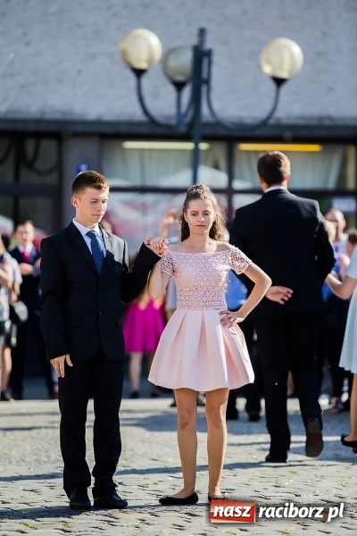 Zdjęcie w galerii na portalu naszraciborz.pl: Absolwenci Gimnazjum nr 2 zatańczyli poloneza na raciborskim rynku wiadomości z regionu