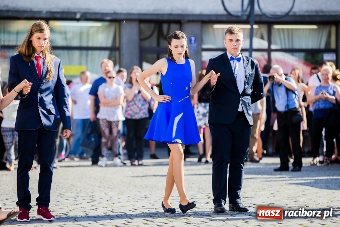 Zdjęcie w galerii na portalu naszraciborz.pl: Absolwenci Gimnazjum nr 2 zatańczyli poloneza na raciborskim rynku wiadomości z regionu