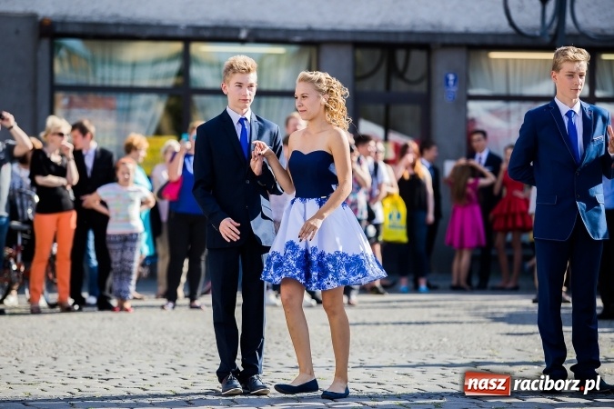 Zdjęcie w galerii na portalu naszraciborz.pl: Absolwenci Gimnazjum nr 2 zatańczyli poloneza na raciborskim rynku wiadomości z regionu