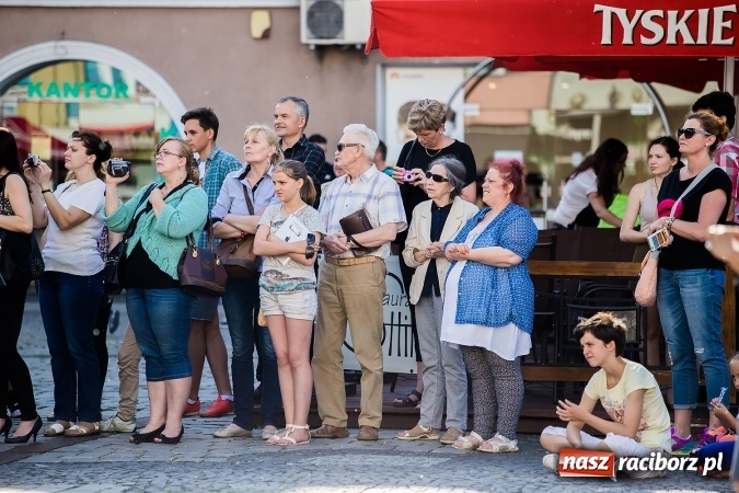 Zdjęcie w galerii na portalu naszraciborz.pl: Absolwenci Gimnazjum nr 2 zatańczyli poloneza na raciborskim rynku wiadomości z regionu
