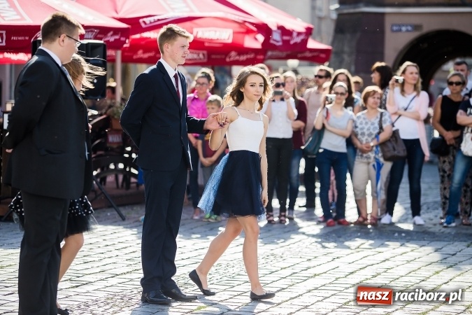 Zdjęcie w galerii na portalu naszraciborz.pl: Absolwenci Gimnazjum nr 2 zatańczyli poloneza na raciborskim rynku wiadomości z regionu