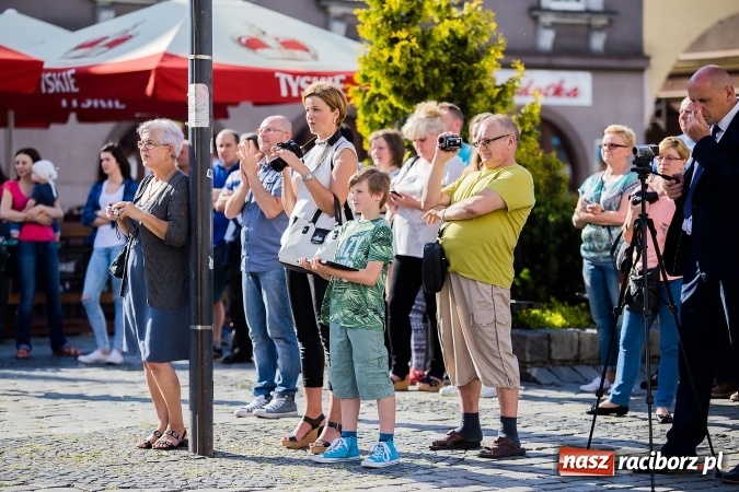 Zdjęcie w galerii na portalu naszraciborz.pl: Absolwenci Gimnazjum nr 2 zatańczyli poloneza na raciborskim rynku wiadomości z regionu