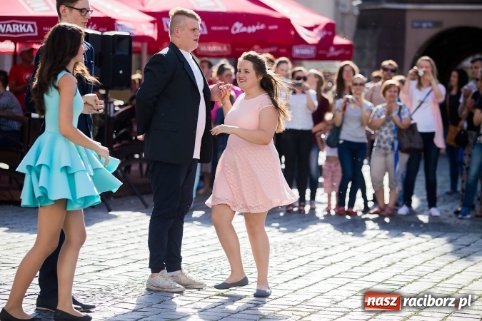 Zdjęcie w galerii na portalu naszraciborz.pl: Absolwenci Gimnazjum nr 2 zatańczyli poloneza na raciborskim rynku wiadomości z regionu