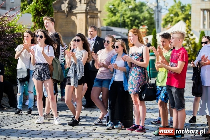 Zdjęcie w galerii na portalu naszraciborz.pl: Absolwenci Gimnazjum nr 2 zatańczyli poloneza na raciborskim rynku wiadomości z regionu