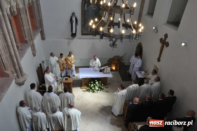 Zdjęcie w galerii na portalu naszraciborz.pl: Nie od nas się wszystko zaczęło - kaplica św. Tomasza Kantuaryjskiego na raciborskim zamku zn&oacute;w jaśnieje pełnym blaskiem wiadomości z regionu