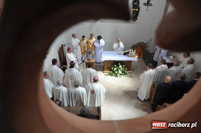 Zdjęcie w galerii na portalu naszraciborz.pl: Nie od nas się wszystko zaczęło - kaplica św. Tomasza Kantuaryjskiego na raciborskim zamku zn&oacute;w jaśnieje pełnym blaskiem wiadomości z regionu