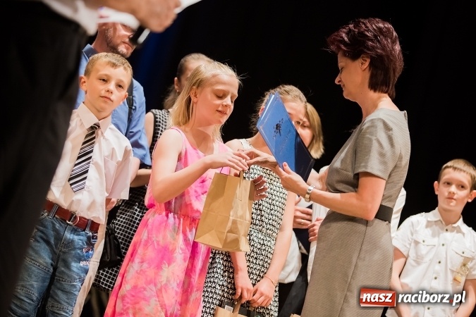 Zdjęcie w galerii na portalu naszraciborz.pl: Najlepsi uczniowie SP 15 nagrodzeni wiadomości z regionu