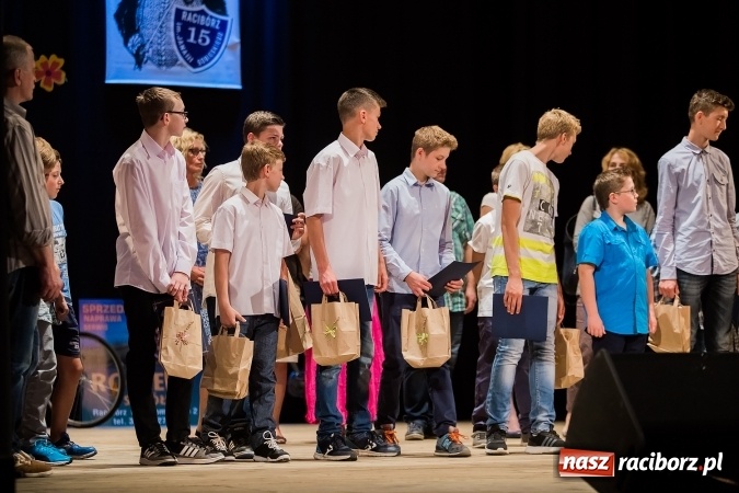 Zdjęcie w galerii na portalu naszraciborz.pl: Najlepsi uczniowie SP 15 nagrodzeni wiadomości z regionu