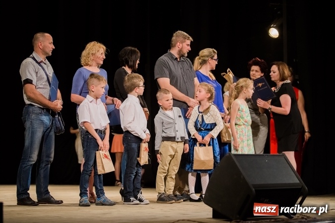 Zdjęcie w galerii na portalu naszraciborz.pl: Najlepsi uczniowie SP 15 nagrodzeni wiadomości z regionu