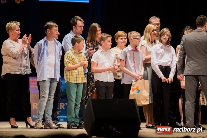 Zdjęcie w galerii na portalu naszraciborz.pl: Najlepsi uczniowie SP 15 nagrodzeni wiadomości z regionu