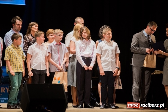 Zdjęcie w galerii na portalu naszraciborz.pl: Najlepsi uczniowie SP 15 nagrodzeni wiadomości z regionu