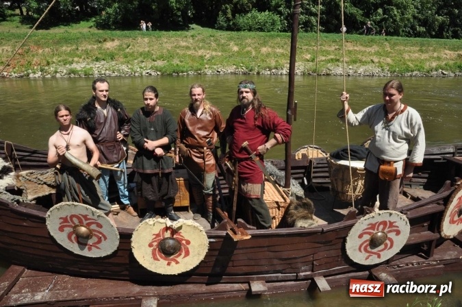 Zdjęcie w galerii na portalu naszraciborz.pl: PŁYWADŁO 2016 - 1050 lat chrztu uczcić chcemy, z weselem Odrą i Rudą płyniemy FOTO I WIDEO wiadomości z regionu