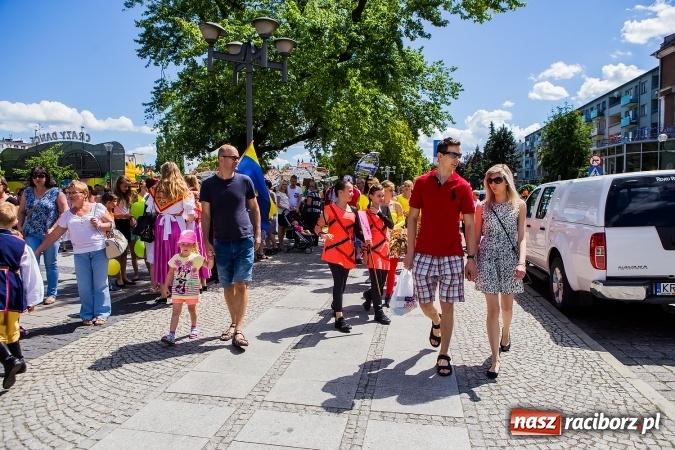 Zdjęcie w galerii na portalu naszraciborz.pl: Śląsk Kraina Wielu Kultur - barwny korowód przeszedł z Rynku na raciborski zamek wiadomości z regionu