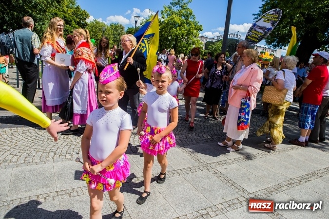Zdjęcie w galerii na portalu naszraciborz.pl: Śląsk Kraina Wielu Kultur - barwny korowód przeszedł z Rynku na raciborski zamek wiadomości z regionu