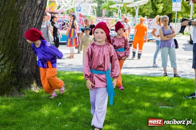 Zdjęcie w galerii na portalu naszraciborz.pl: Śląsk Kraina Wielu Kultur - barwny korowód przeszedł z Rynku na raciborski zamek wiadomości z regionu