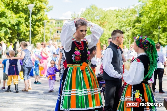 Zdjęcie w galerii na portalu naszraciborz.pl: Śląsk Kraina Wielu Kultur - barwny korowód przeszedł z Rynku na raciborski zamek wiadomości z regionu