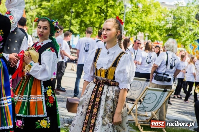 Zdjęcie w galerii na portalu naszraciborz.pl: Śląsk Kraina Wielu Kultur - barwny korowód przeszedł z Rynku na raciborski zamek wiadomości z regionu