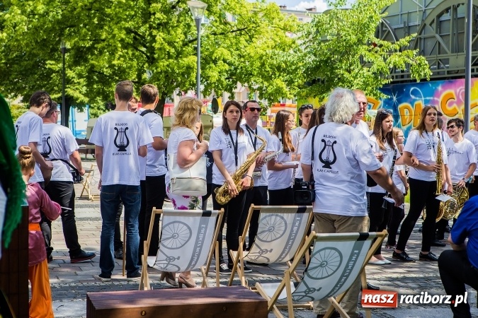 Zdjęcie w galerii na portalu naszraciborz.pl: Śląsk Kraina Wielu Kultur - barwny korowód przeszedł z Rynku na raciborski zamek wiadomości z regionu