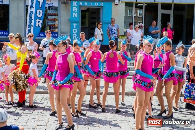 Zdjęcie w galerii na portalu naszraciborz.pl: Śląsk Kraina Wielu Kultur - barwny korowód przeszedł z Rynku na raciborski zamek wiadomości z regionu