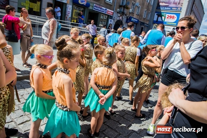 Zdjęcie w galerii na portalu naszraciborz.pl: Śląsk Kraina Wielu Kultur - barwny korowód przeszedł z Rynku na raciborski zamek wiadomości z regionu