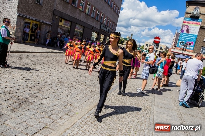 Zdjęcie w galerii na portalu naszraciborz.pl: Śląsk Kraina Wielu Kultur - barwny korowód przeszedł z Rynku na raciborski zamek wiadomości z regionu