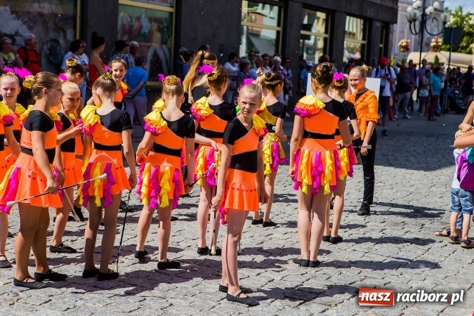 Zdjęcie w galerii na portalu naszraciborz.pl: Śląsk Kraina Wielu Kultur - barwny korowód przeszedł z Rynku na raciborski zamek wiadomości z regionu
