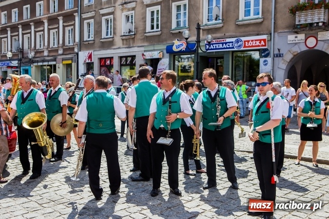 Zdjęcie w galerii na portalu naszraciborz.pl: Śląsk Kraina Wielu Kultur - barwny korowód przeszedł z Rynku na raciborski zamek wiadomości z regionu