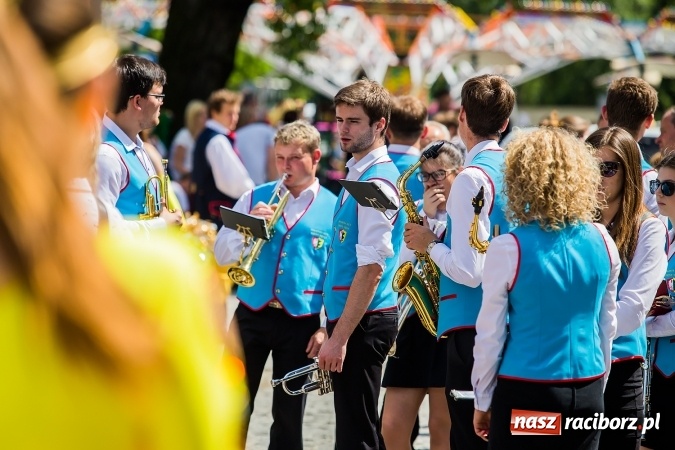 Zdjęcie w galerii na portalu naszraciborz.pl: Śląsk Kraina Wielu Kultur - barwny korowód przeszedł z Rynku na raciborski zamek wiadomości z regionu