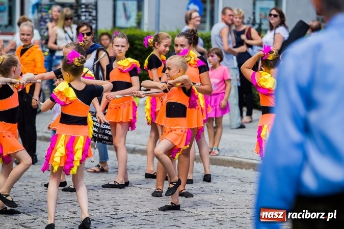 Zdjęcie w galerii na portalu naszraciborz.pl: Śląsk Kraina Wielu Kultur - barwny korowód przeszedł z Rynku na raciborski zamek wiadomości z regionu