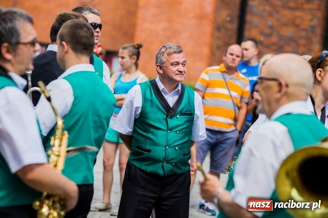 Zdjęcie w galerii na portalu naszraciborz.pl: Śląsk Kraina Wielu Kultur - barwny korowód przeszedł z Rynku na raciborski zamek wiadomości z regionu