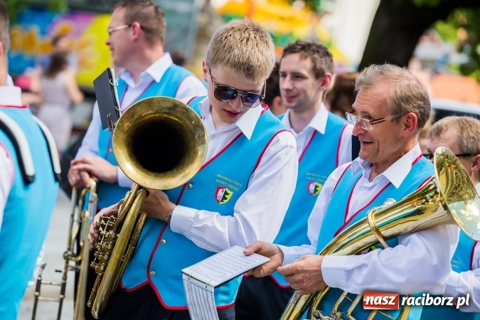 Zdjęcie w galerii na portalu naszraciborz.pl: Śląsk Kraina Wielu Kultur - barwny korowód przeszedł z Rynku na raciborski zamek wiadomości z regionu