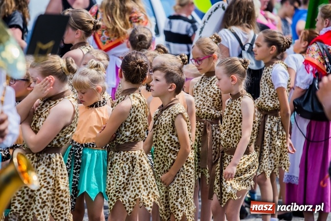 Zdjęcie w galerii na portalu naszraciborz.pl: Śląsk Kraina Wielu Kultur - barwny korowód przeszedł z Rynku na raciborski zamek wiadomości z regionu