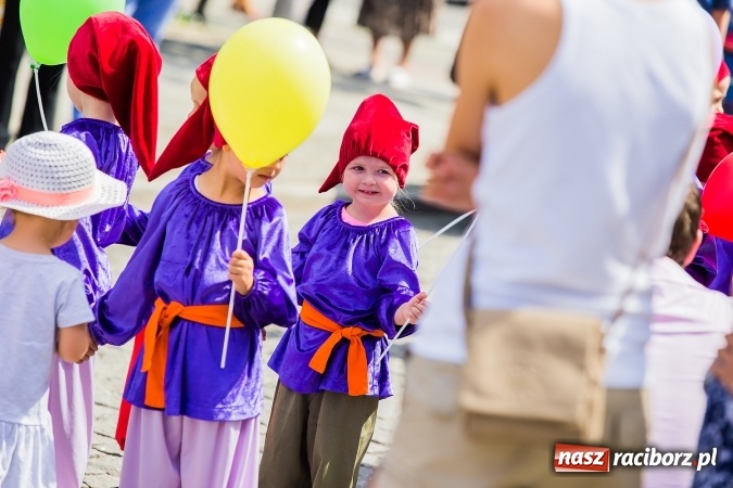 Zdjęcie w galerii na portalu naszraciborz.pl: Śląsk Kraina Wielu Kultur - barwny korowód przeszedł z Rynku na raciborski zamek wiadomości z regionu