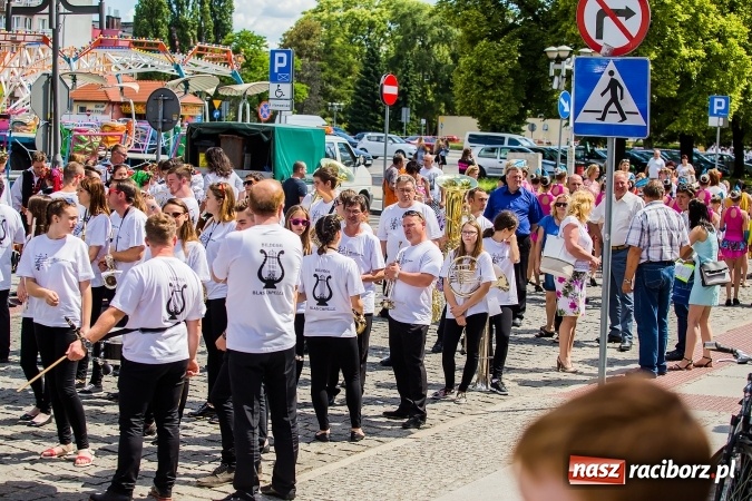 Zdjęcie w galerii na portalu naszraciborz.pl: Śląsk Kraina Wielu Kultur - barwny korowód przeszedł z Rynku na raciborski zamek wiadomości z regionu