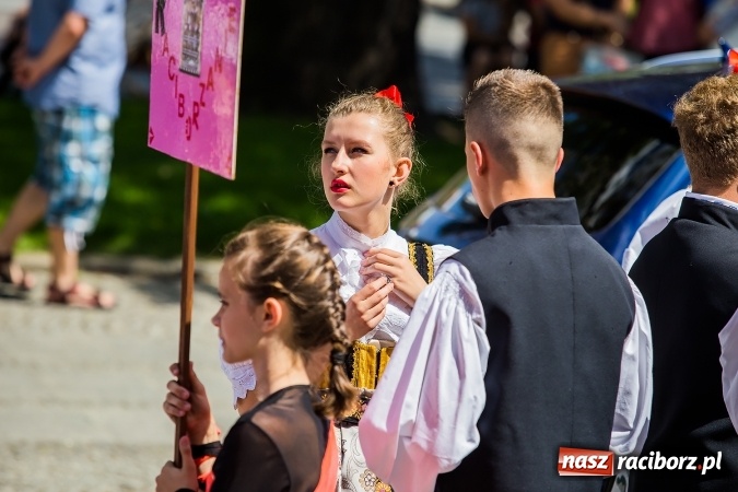 Zdjęcie w galerii na portalu naszraciborz.pl: Śląsk Kraina Wielu Kultur - barwny korowód przeszedł z Rynku na raciborski zamek wiadomości z regionu