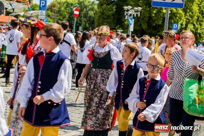 Zdjęcie w galerii na portalu naszraciborz.pl: Śląsk Kraina Wielu Kultur - barwny korowód przeszedł z Rynku na raciborski zamek wiadomości z regionu